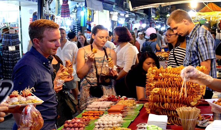 Balade culinaire est le must-try pour chaque voyageur venant à Hanoi