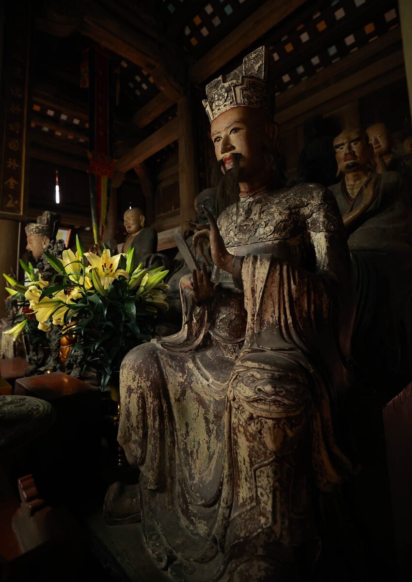 Les statues en bois du temple sont presque intactes