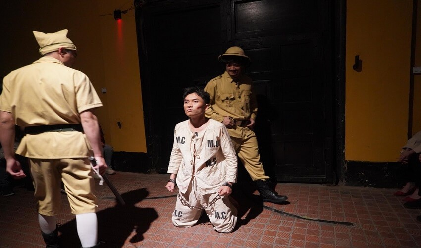 Mise en scène à la prison Hoa Lo