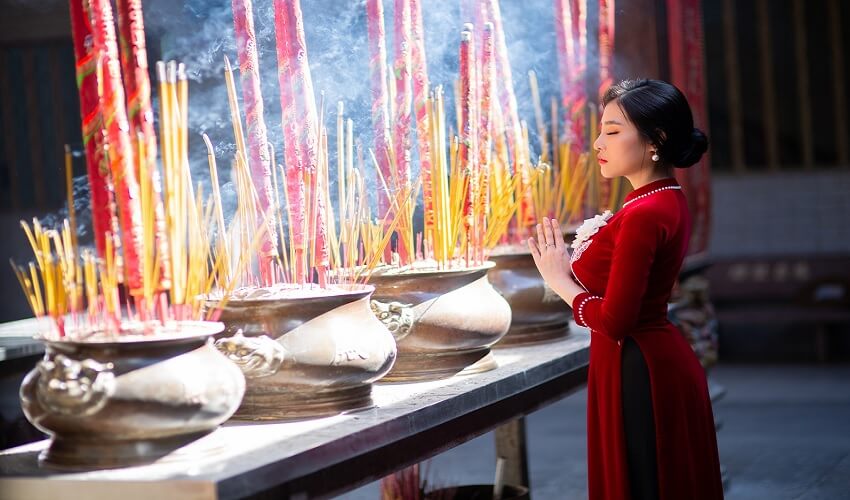 Les Vietnamiens viennent toujours aux temples le premier jour de l'an