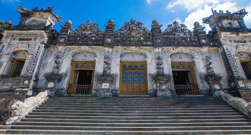 La façade du tombeau roi Khai Dinh