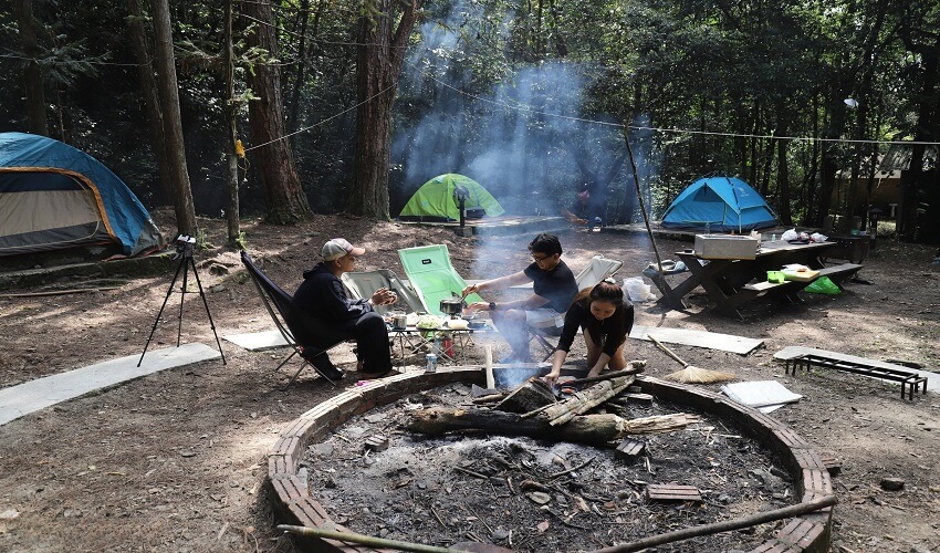 Les randonneurs peuvent choisir la zone de camping du parc