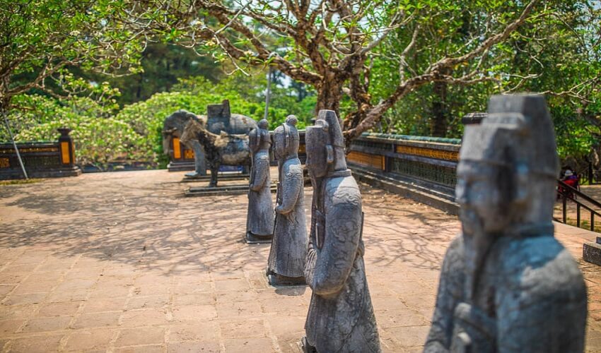 Les statues mandarins à l'extérieur tombeau Tu Duc