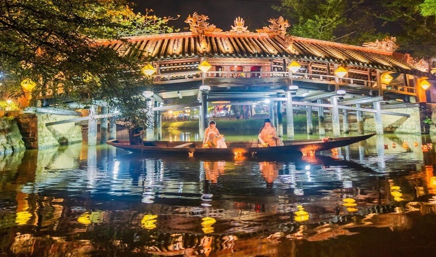 Marché nocturne pont couvert de Thanh Toan
