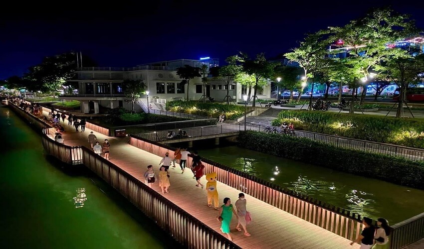 Promenade sur les rives de la rivière Huong