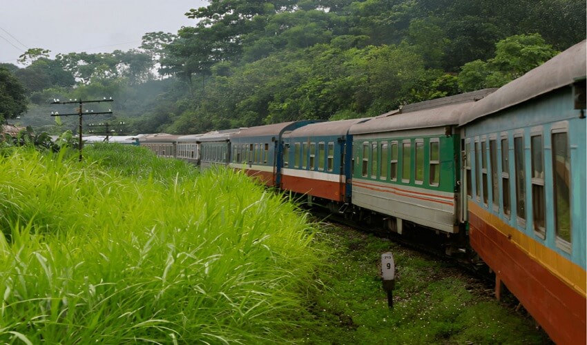 Bus de transfert à la gare Lao Cai pour vous emmener à Sapa