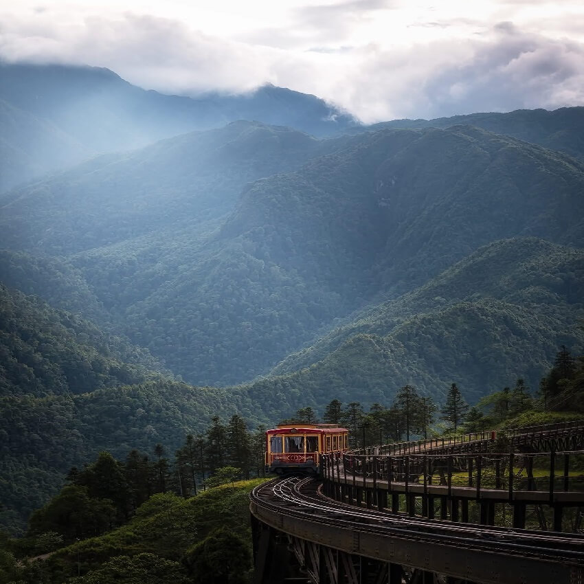 Le funiculaire qui passe devant Sapa Retreat Condotel