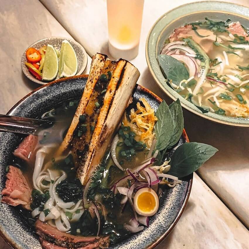 Bol de bouillon dans un bol en pierre