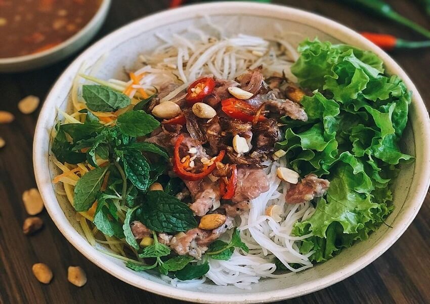Bol de nouilles pho mélangées avec du bœuf 