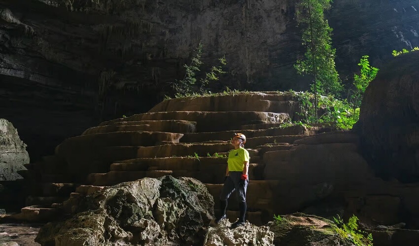 Stalactites en terrasses dans la grotte de Tien