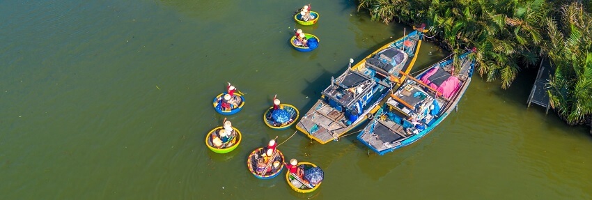 Balade en bateau panier à travers la forêt cocotier