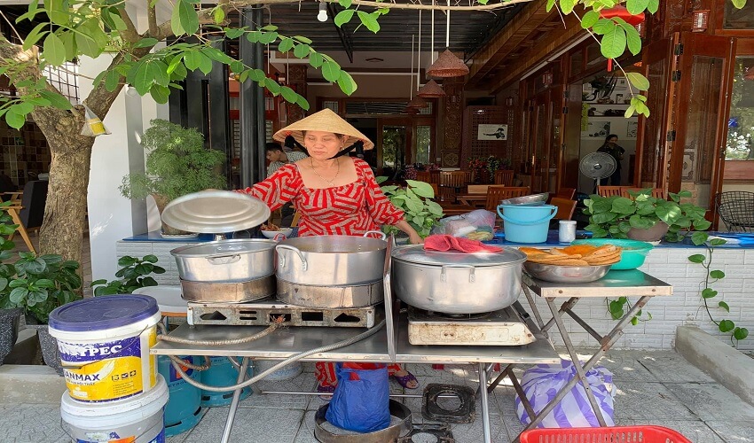 Banh canh Madame Quyt Hoi An