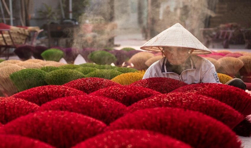 Les couleurs vives des bouquets d'encens