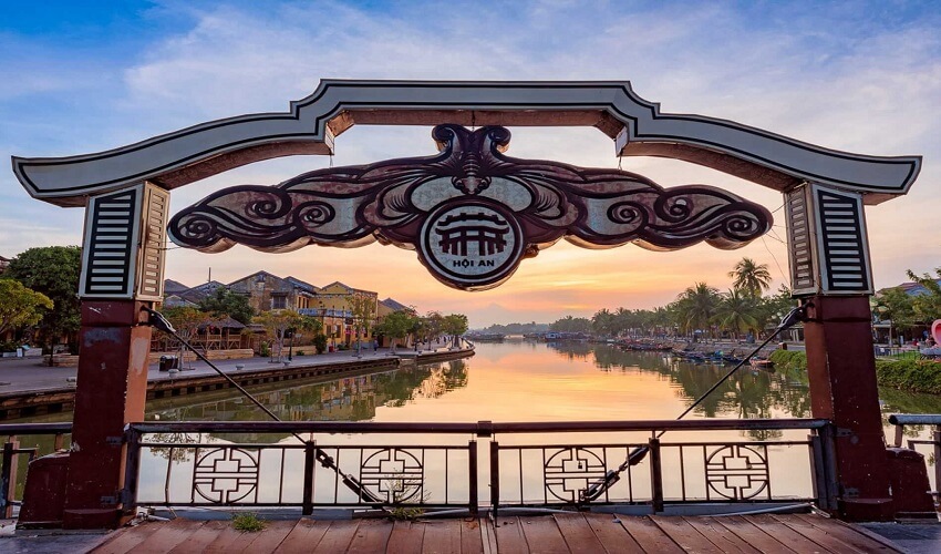 Portail sur le pont de la vieille ville