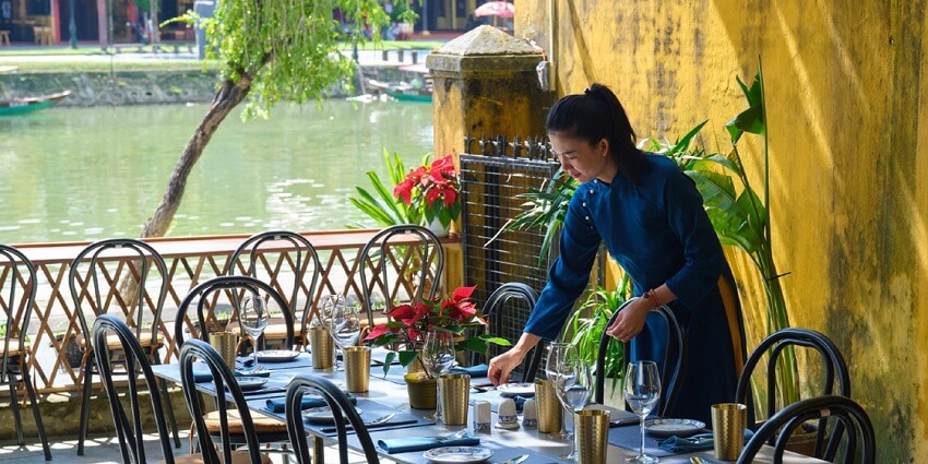 Restaurant au bord de la rivière Thu Bon