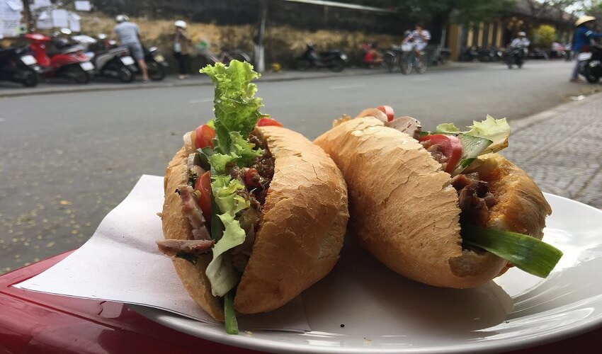 Un bon banh mi savoureux pour commencer votre food tour