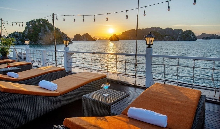 Au crépuscule à bord d'une croisière