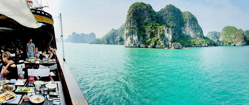 Bateau journalier à Bai Tu Long