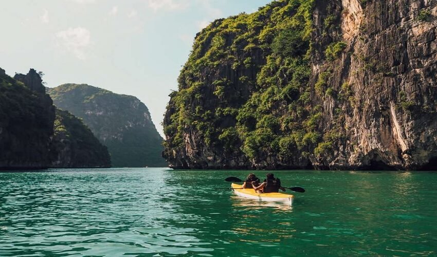 Kayak dans la baie de Bai Tu Long