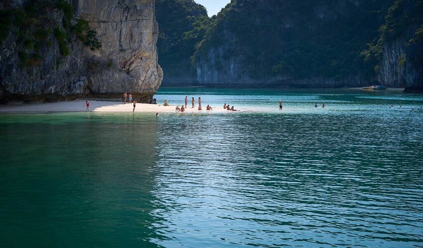 La baie est parsemée de petites plages tranquilles