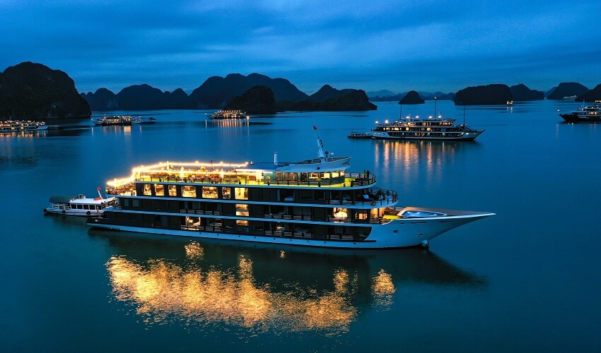 Passer la nuit à bord d'une croisière à Halong