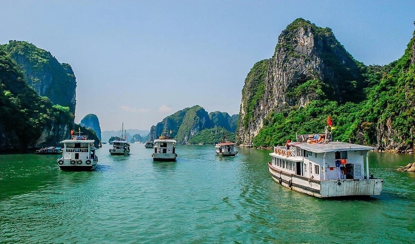 Une excursion dans la baie d'Halong sous le soleil