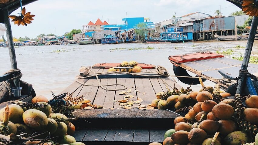 Vie au fil de l'eau au marché Cai Be